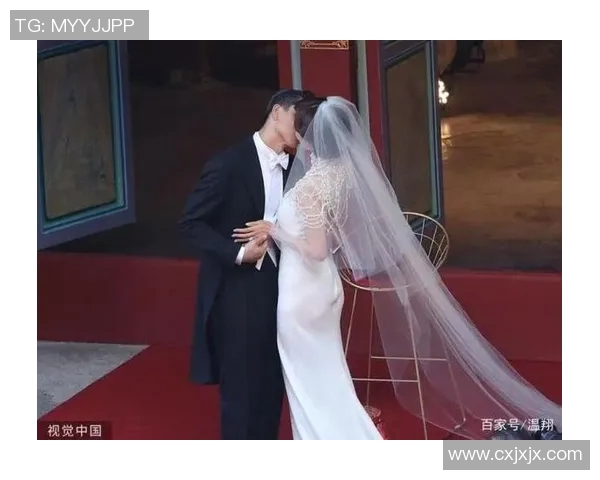 足球明星与爱人甜蜜拥抱瞬间揭秘背后的爱情故事